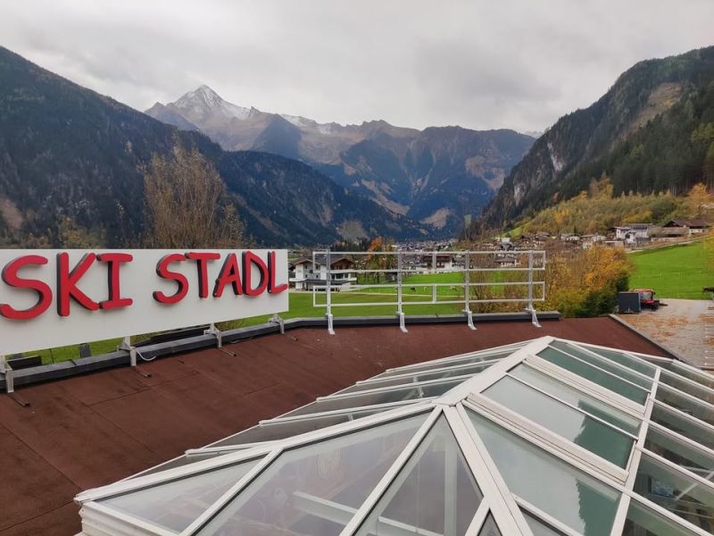 Kleines Update für euch: Unsere neue Leuchtschrift leuchtet jetzt stolz über unserem Lokal! ✨

Ein großes Dankeschön an die beteiligten Firmen für die tolle Umsetzung!
Kommt vorbei und schaut’s euch an – wir freuen uns auf euch! 🥳🍻

@kreativ.quadrat.werbeagentur 
@pointner.werbegestaltung 
@elektrohainz
@kreidlschlosserei

#hiatamadl #aufinshiata #apresski #apresskiparty #feiernmitfreunden #mayrhofen #mountopolis #horbergbahn