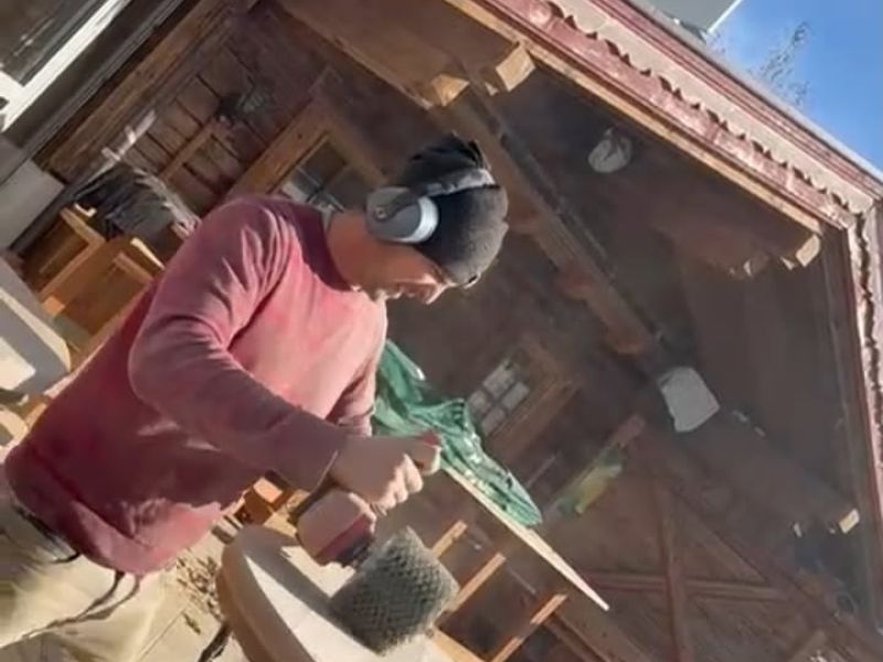 Die Vorbereitungen im Hiatamadl sind noch voll im Gange - bevor es ab dem 06.12.25 wieder heißt ➡️ auf ins Hiata ❄️🥳

Der Chef persönlich greift an und sorgt für Sauberkeit und Ordnung 💪🏼⚒️🤩

Seid ihr schon in Feierlaune? 🍻

#aufinshiata #hiatamadl #apresski #apresskiparty