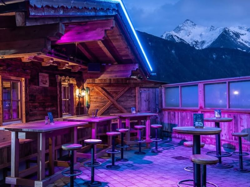 Wenn die Sonne untergeht, geht die Party bei uns erst richtig los! 🥳
.
.
.
#hiatamadl #apresski #apresskiparty #mountopolis #horberg #partystimmung #feiernmitfreunden #freundetreffen #visitus