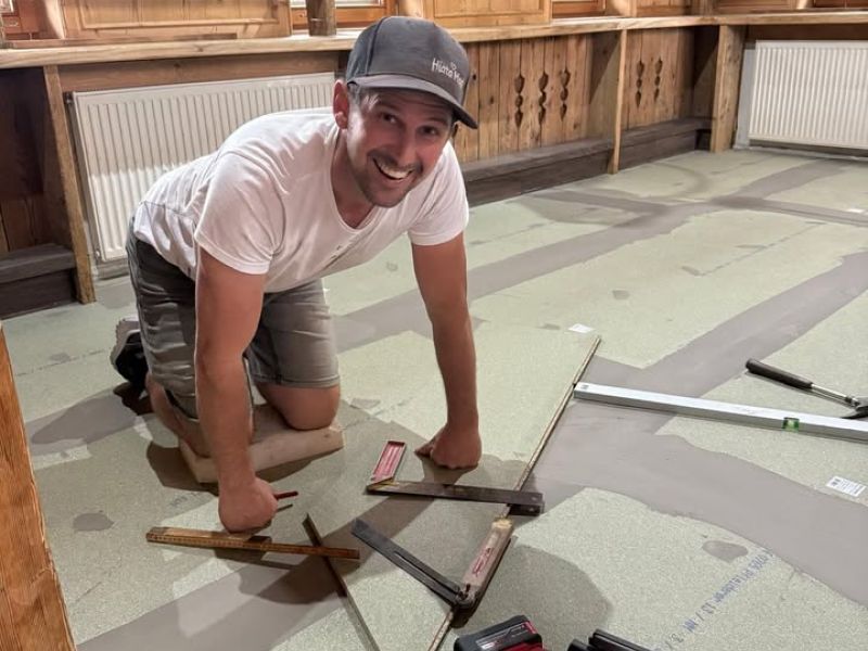 Arbeiten mit Holz ist Chefsache 😅

Im Apres Ski ist auch im Sommer was zu tun …
Die Vorbereitungen laufen bereits auf Hochtouren für die kommenden Wintersaison 💯

Wir freuen uns schon auf den Saisonstart am 5. Dezember 🎉🎉🍾

#hiatamadl #apresski #apresskiparty #horbergbahn #mountopolis #mayrhofenimzillertal