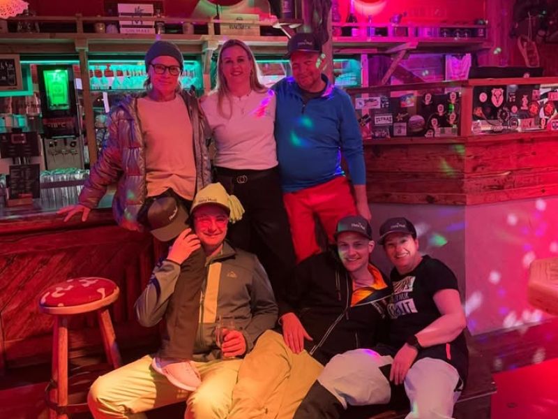 Having fun @hiatamadl_apresski 🍻🥳
.
.
.
#hiatamadl #apresski #apresskiparty #mountopolis #horbergbahn #mayrhofen #visitus #freundetreffen #havingfuntogether